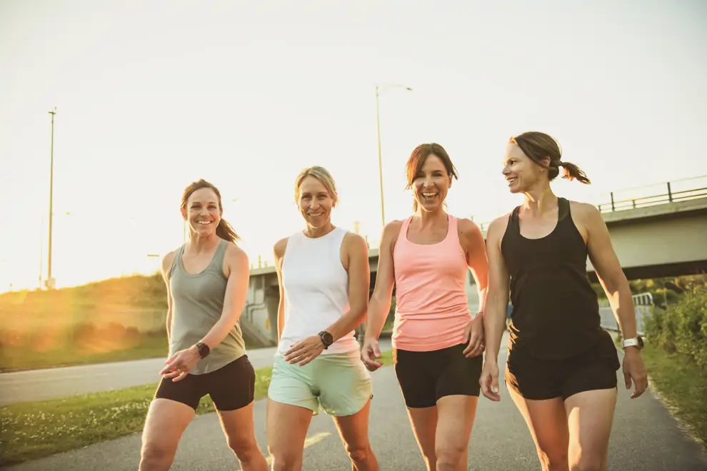 Mujeres caminando