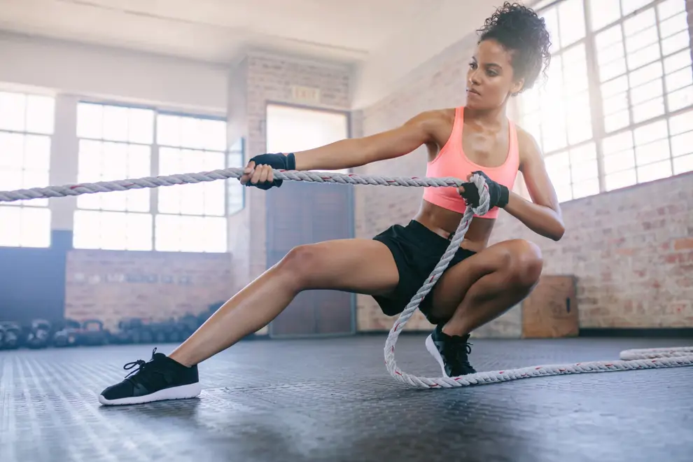 mujer joven ejercicio gimnasio