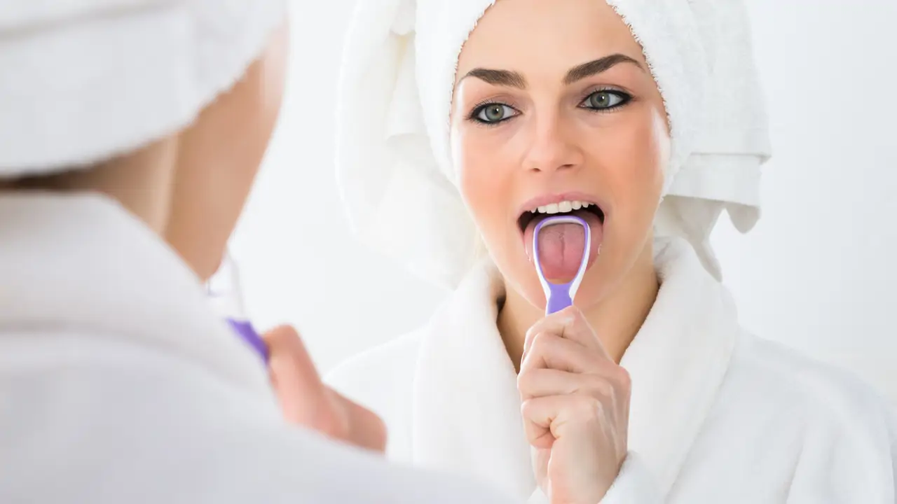 Mujer limpieza de lengua 