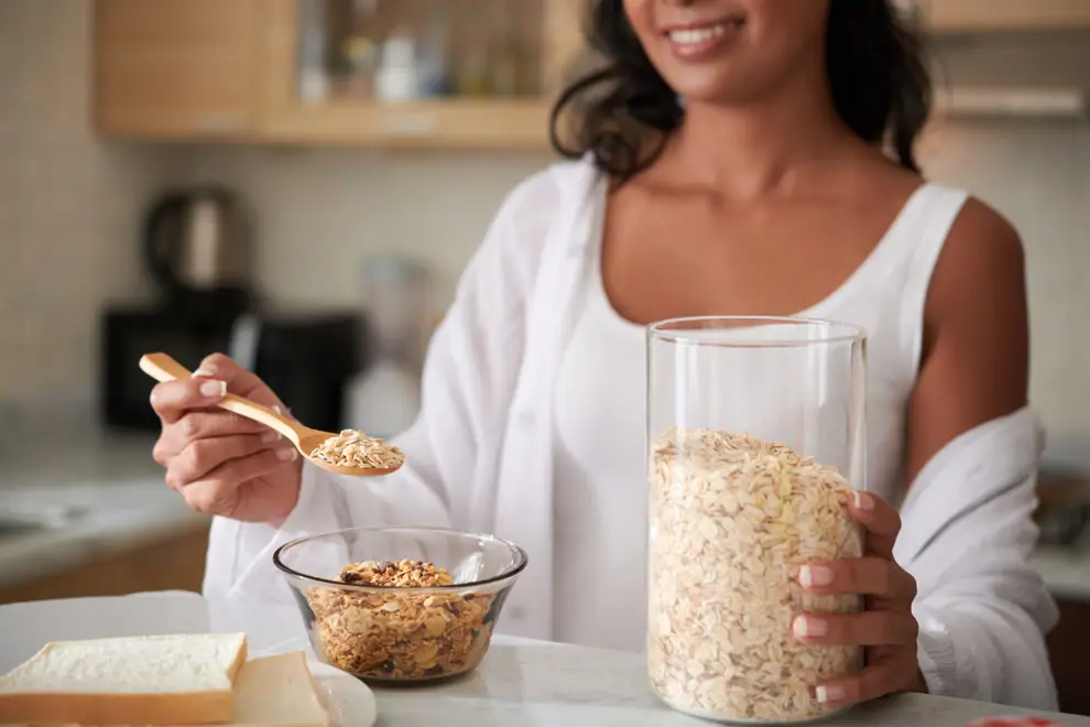 chica y bol de avena