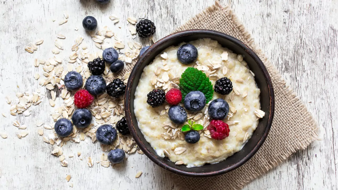 Gachas de avena con bayas maduras
