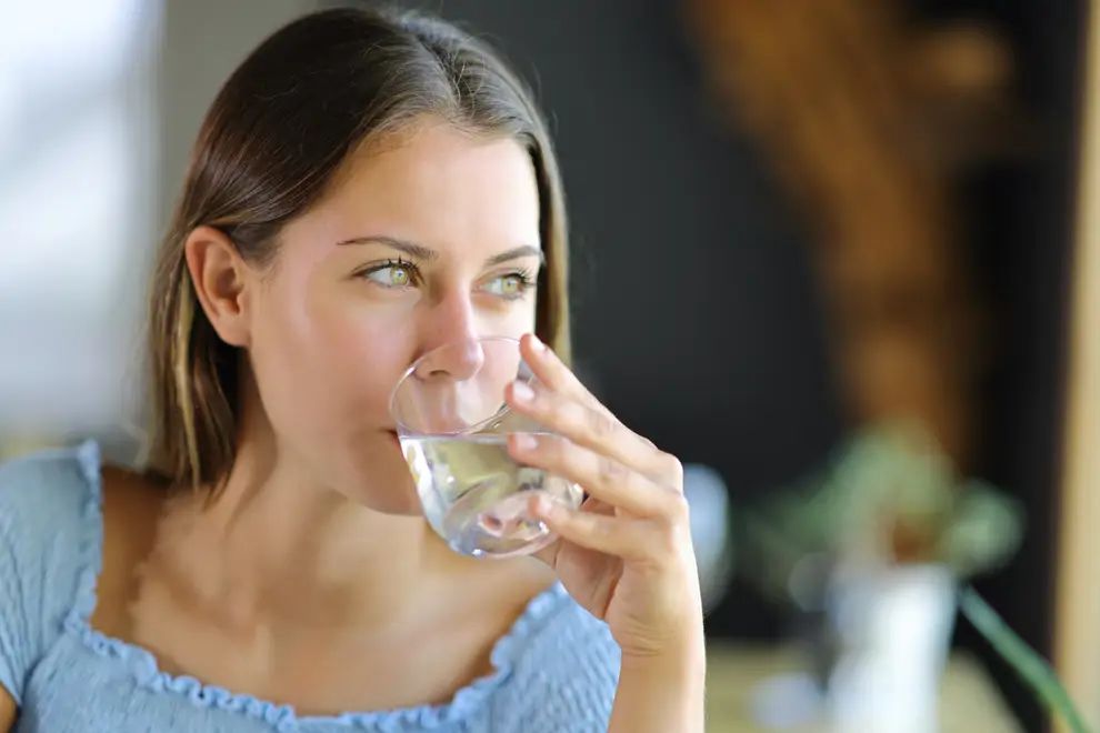 Mujer bebe agua 