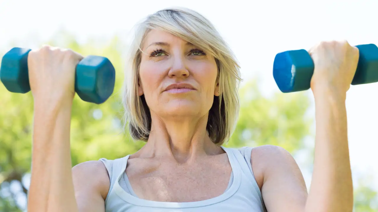 10 ejercicios de fuerza fáciles para mujeres de 60 años que fortalecen todo el cuerpo