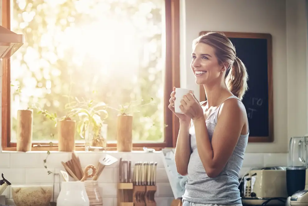 Mujer feliz tomando café 