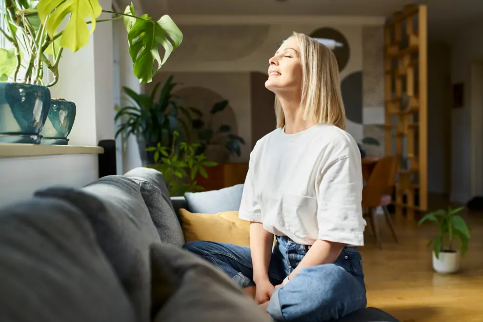 Mujer meditando al sol