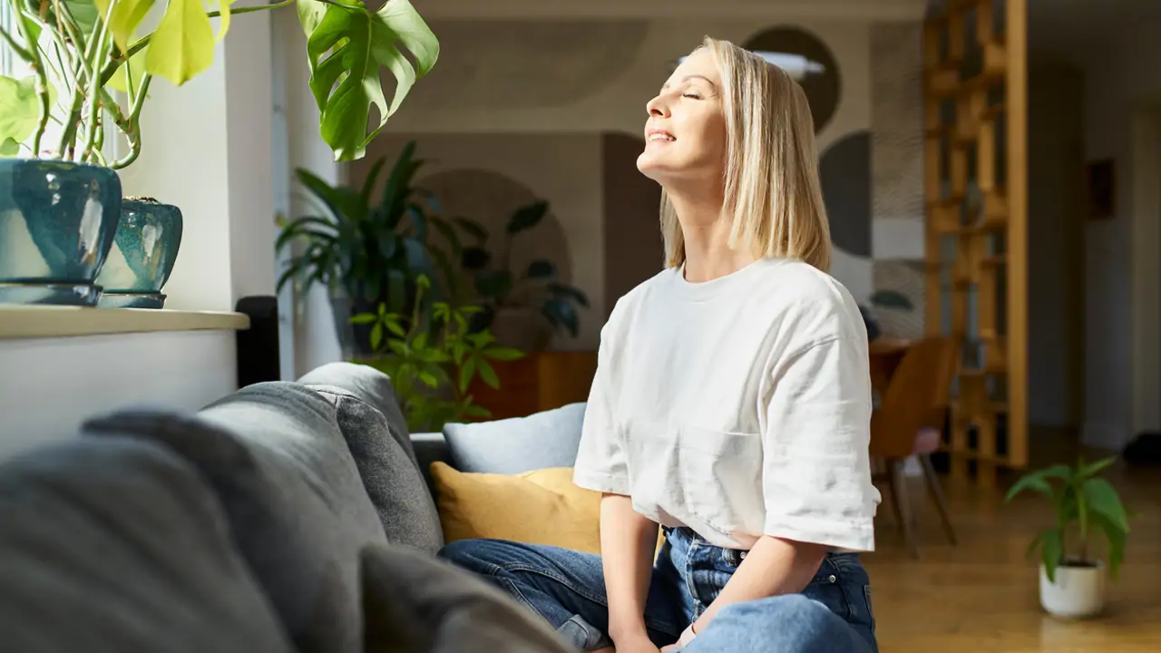Mujer meditando al sol
