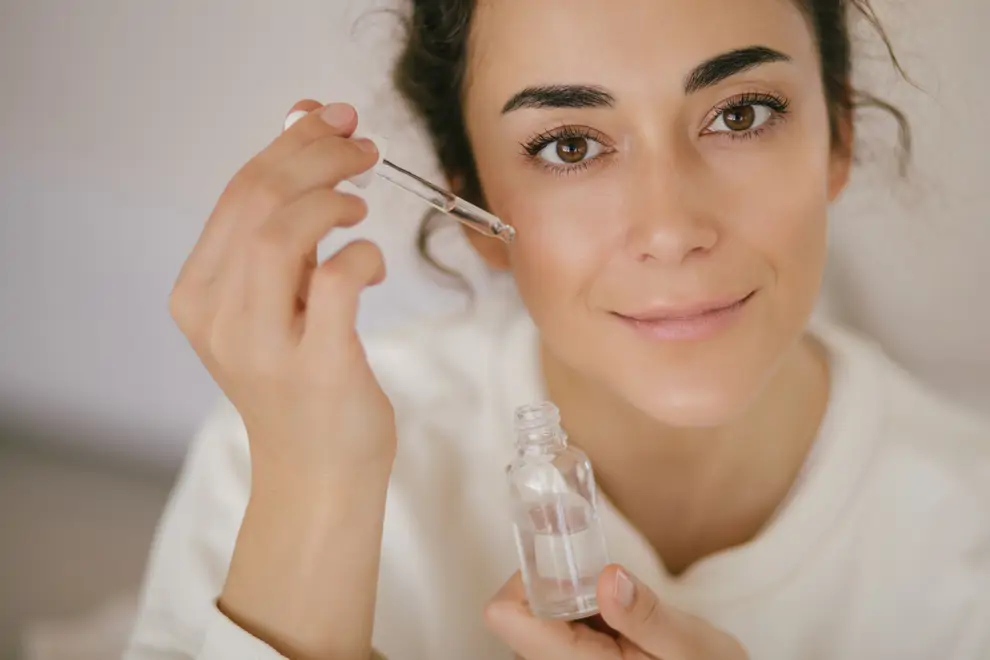  mujer usando retinol