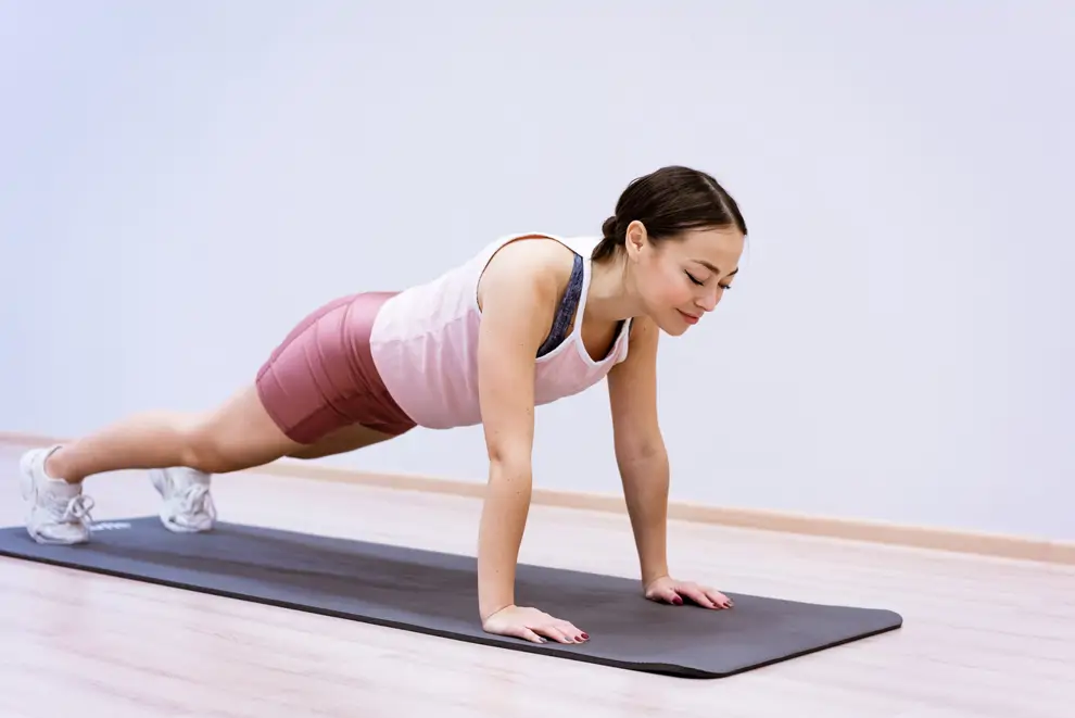 Mujer haciendo una flexión