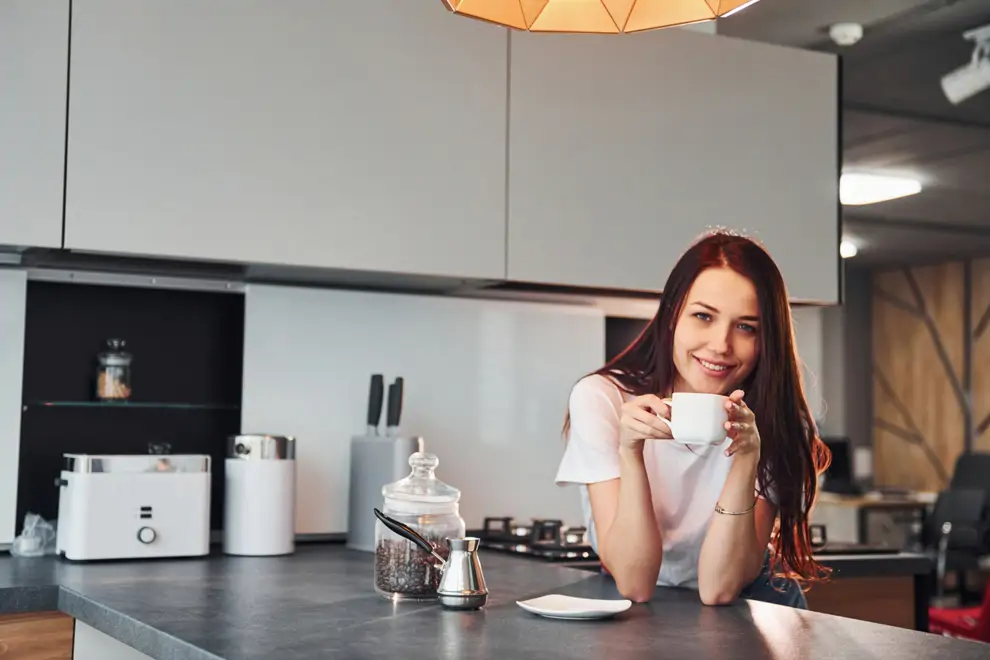 chica con taza de café
