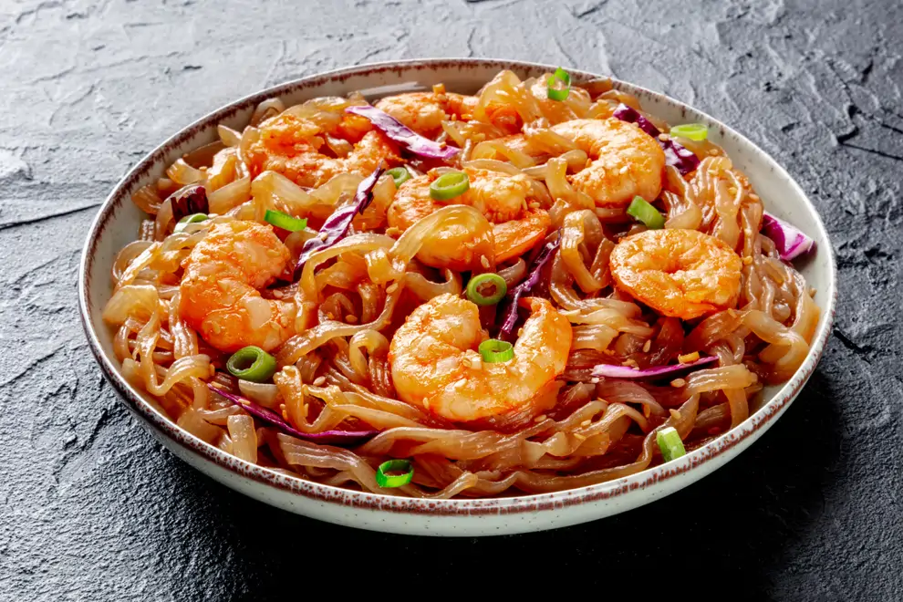 Pasta Konjac. Fettuccine shirataki con camarones y verduras