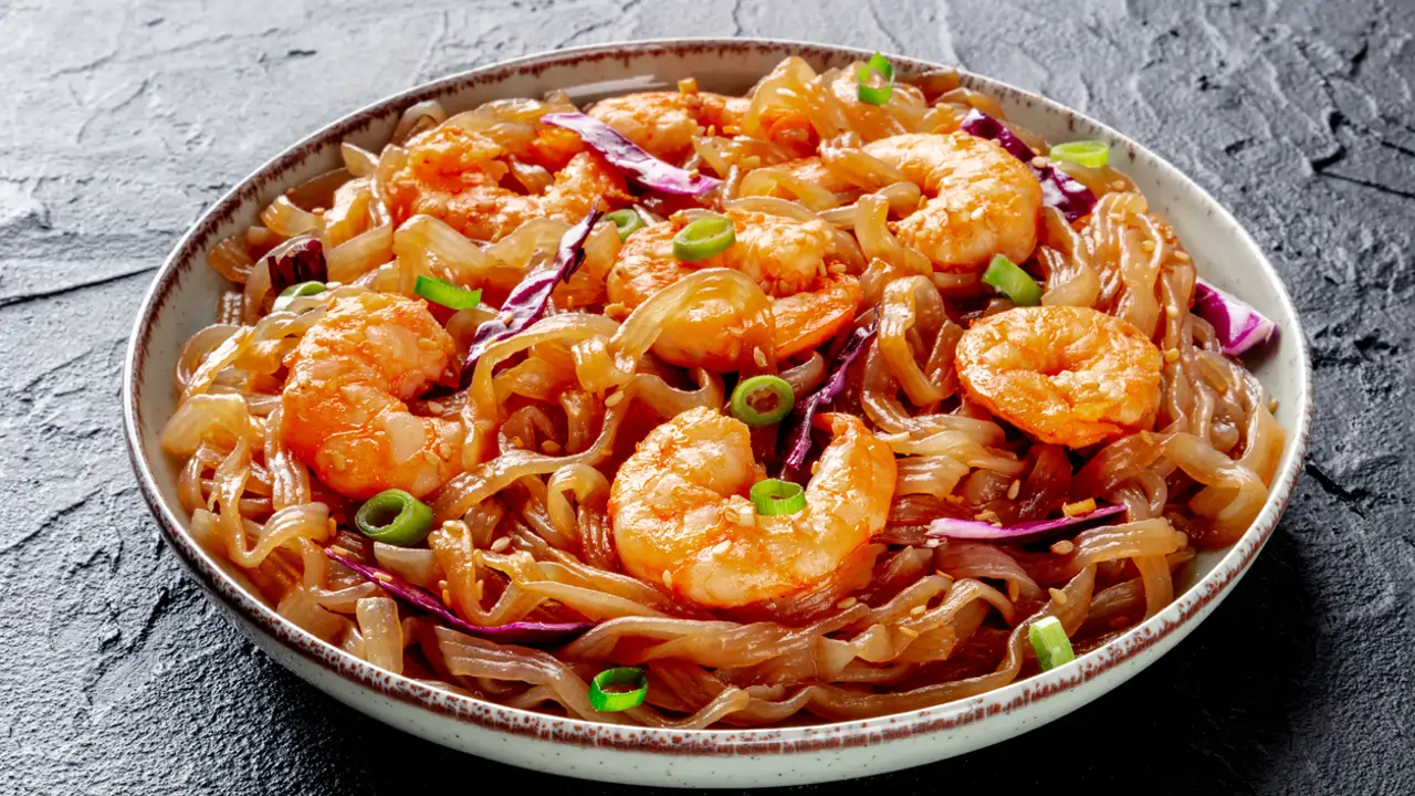 Pasta Konjac. Fettuccine shirataki con camarones y verduras