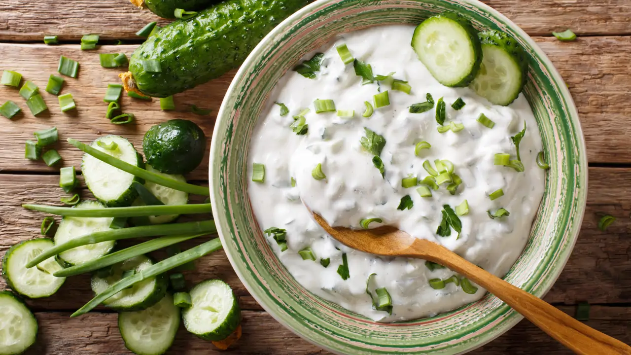 10 salsas saludables bajas en calorías, facilísimas de hacer, para tus ensaladas y otros platos