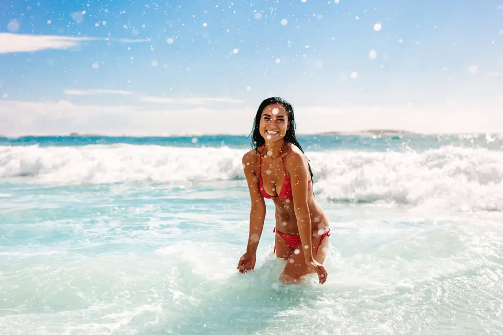 chica en el mar