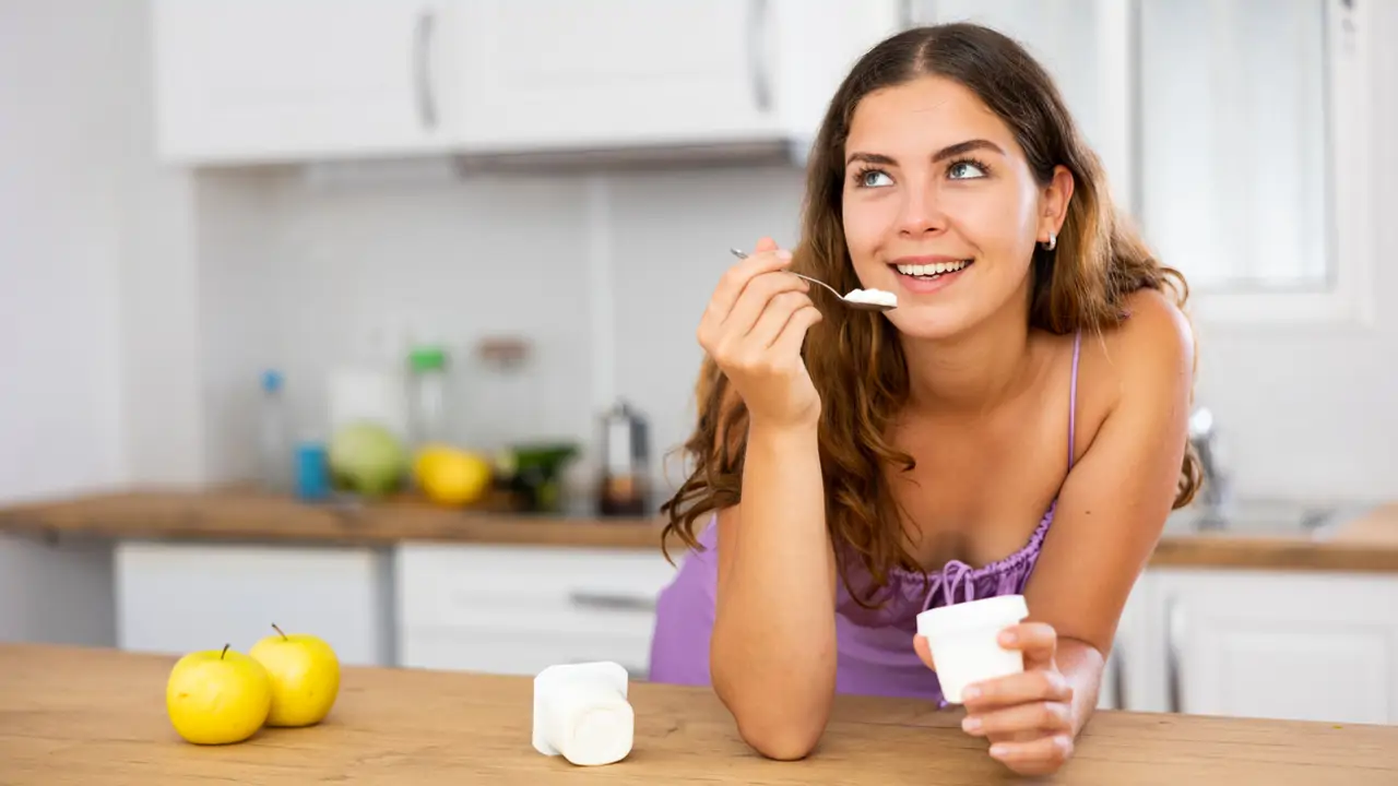 Mujer comiendo un yogur