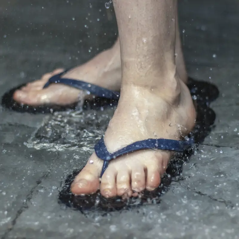 ¿Deberías ducharte con chanclas en el gimnasio? Podólogos responden