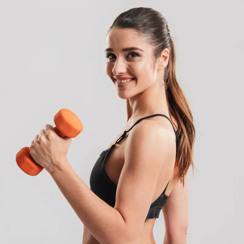 mujer con mancuernas