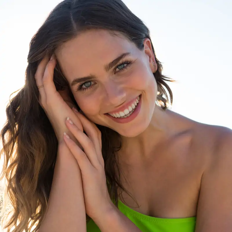 Mujer joven  sonriente al aire libre 
