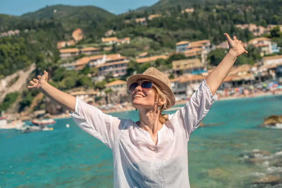 mujer feliz vacaciones