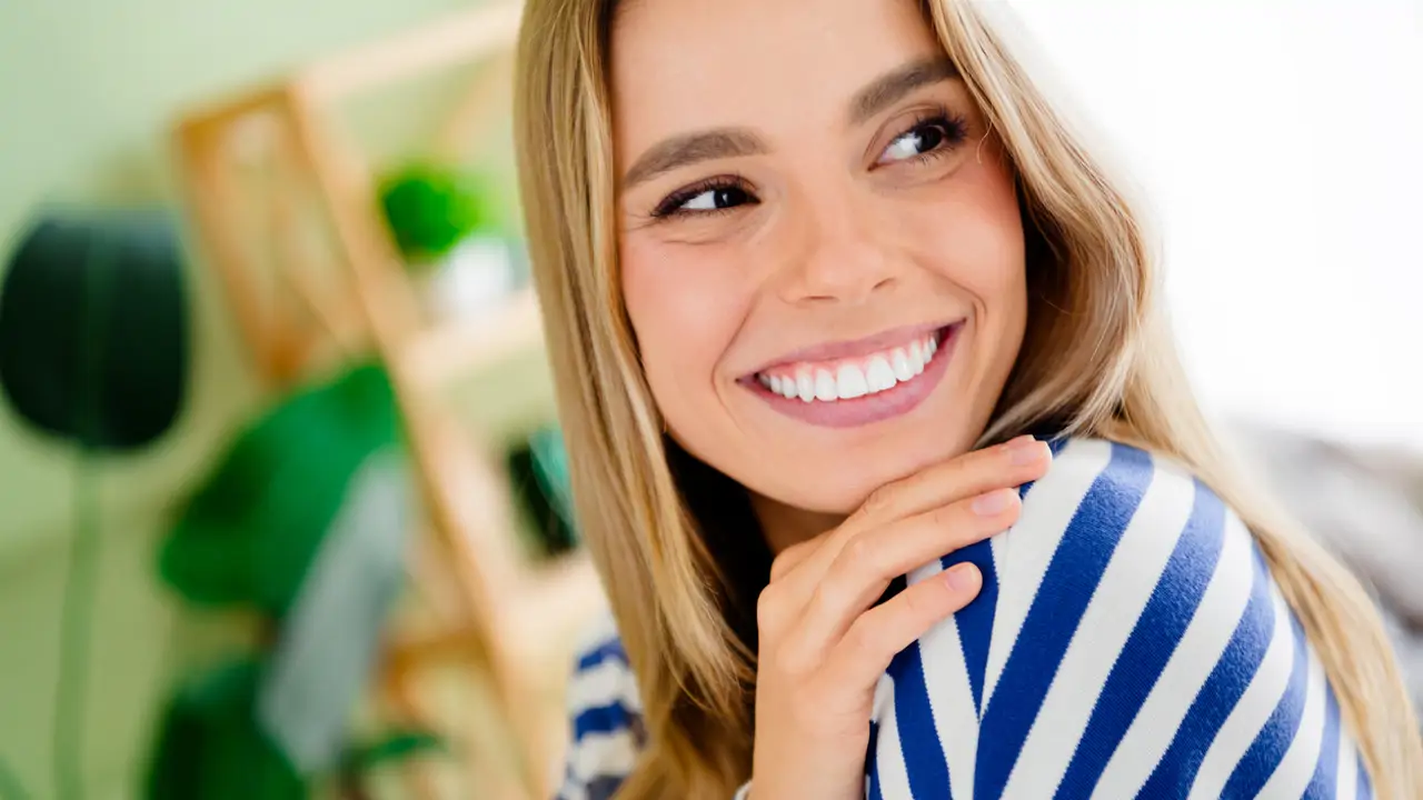 oto de una linda chica joven rubia abrazándose a sí misma