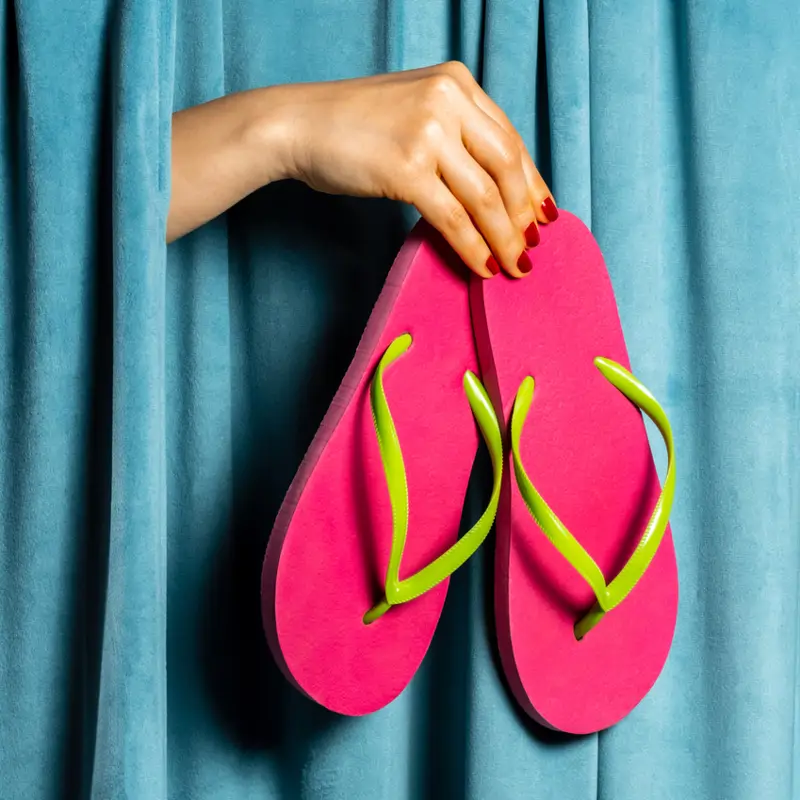 ¿Deberías ducharte con chanclas en el gimnasio? Podólogos responden
