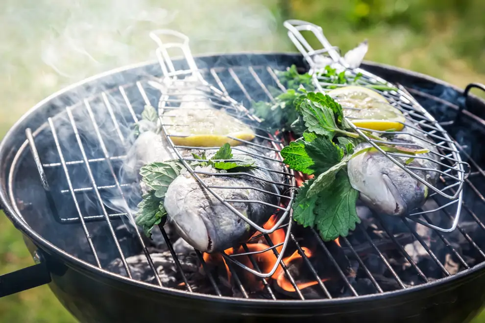 Cómo hacer una barbacoa de pescado sin que se pegue a la parrilla