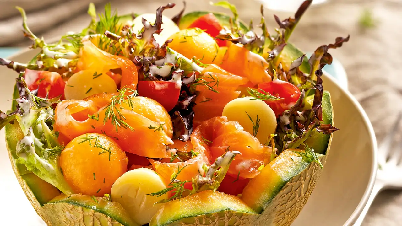 Ensalada de salmón, melón y palmitos
