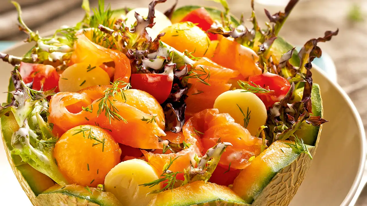 Ensalada de salmón, melón y palmitos ideal para cenar: una cena ligera y refrescante en solo 2 minutos