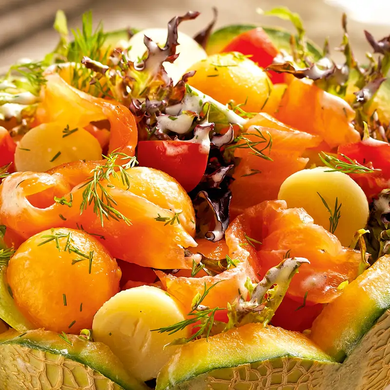 Ensalada de salmón, melón y palmitos ideal para cenar: una cena ligera y refrescante en solo 2 minutos
