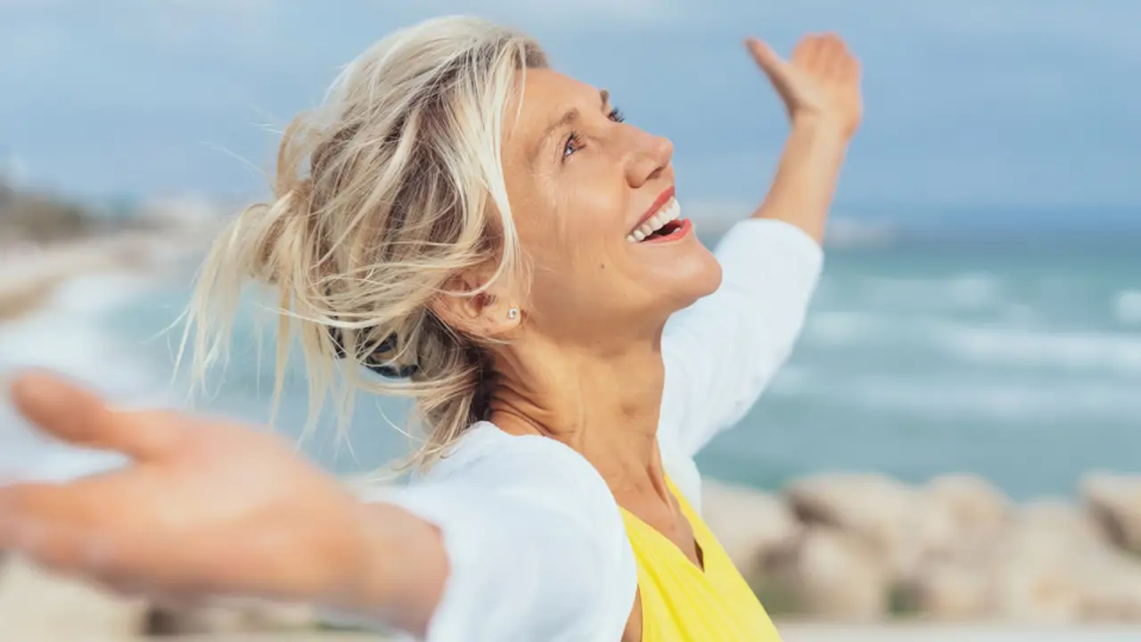 mujer mediana edad expresion felicidad