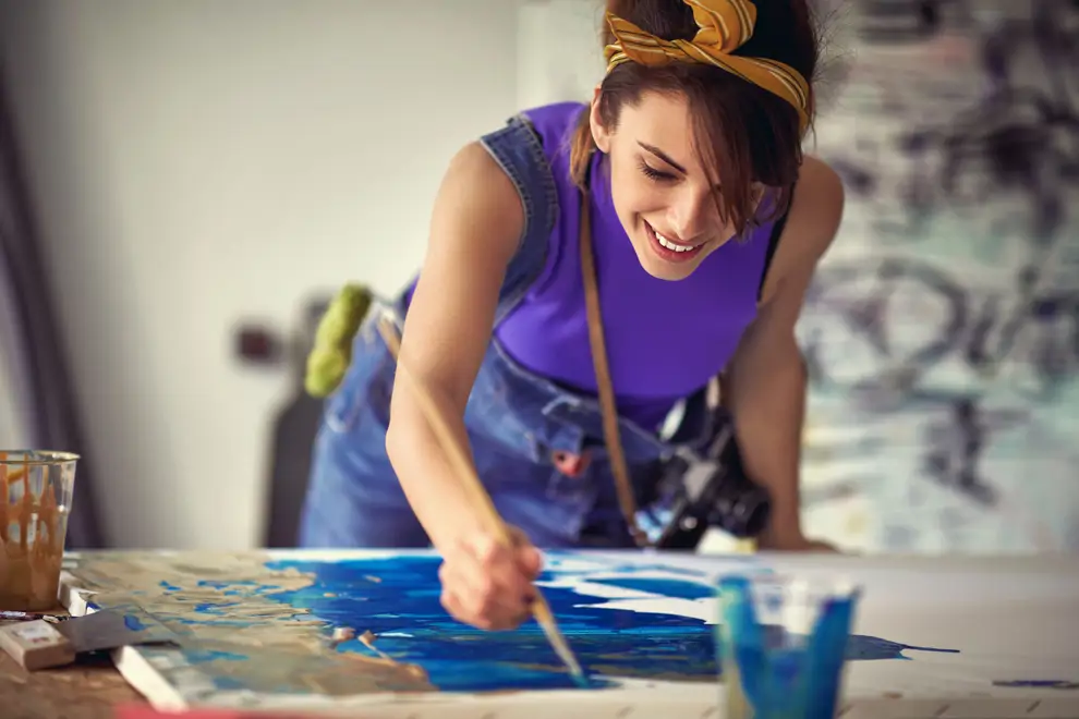 mujer pintando