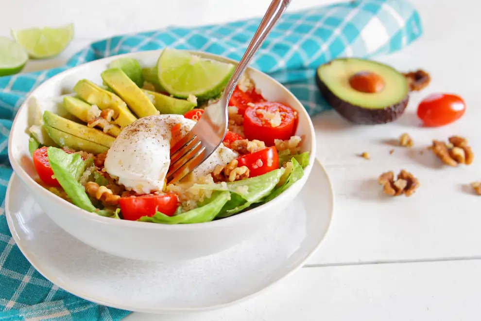 Bowl con huevo, quinoa y aguacate