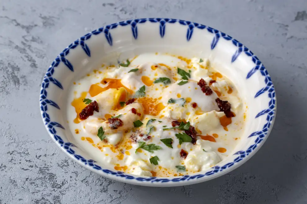 Huevo cocido con yogur natural y pimentón