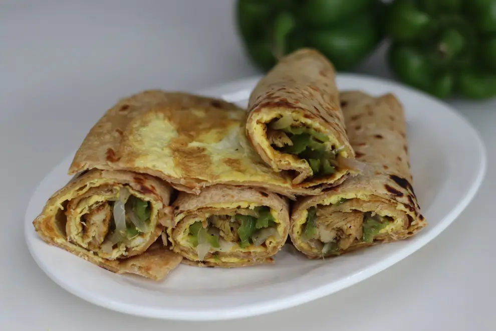 Rollito integral relleno de huevo y aguacate.