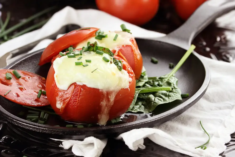 Tomates rellenos de huevo al horno