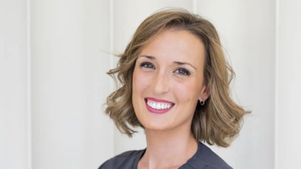 ¿Qué significa tener la lengua blanca? María Gámez, especialista en estética dental, revela las causas frecuentes y qué puedes hacer 