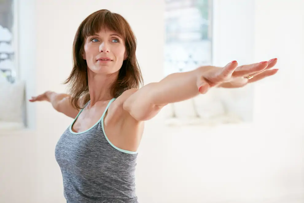 Mujer haciendo yoga postura del guerrero