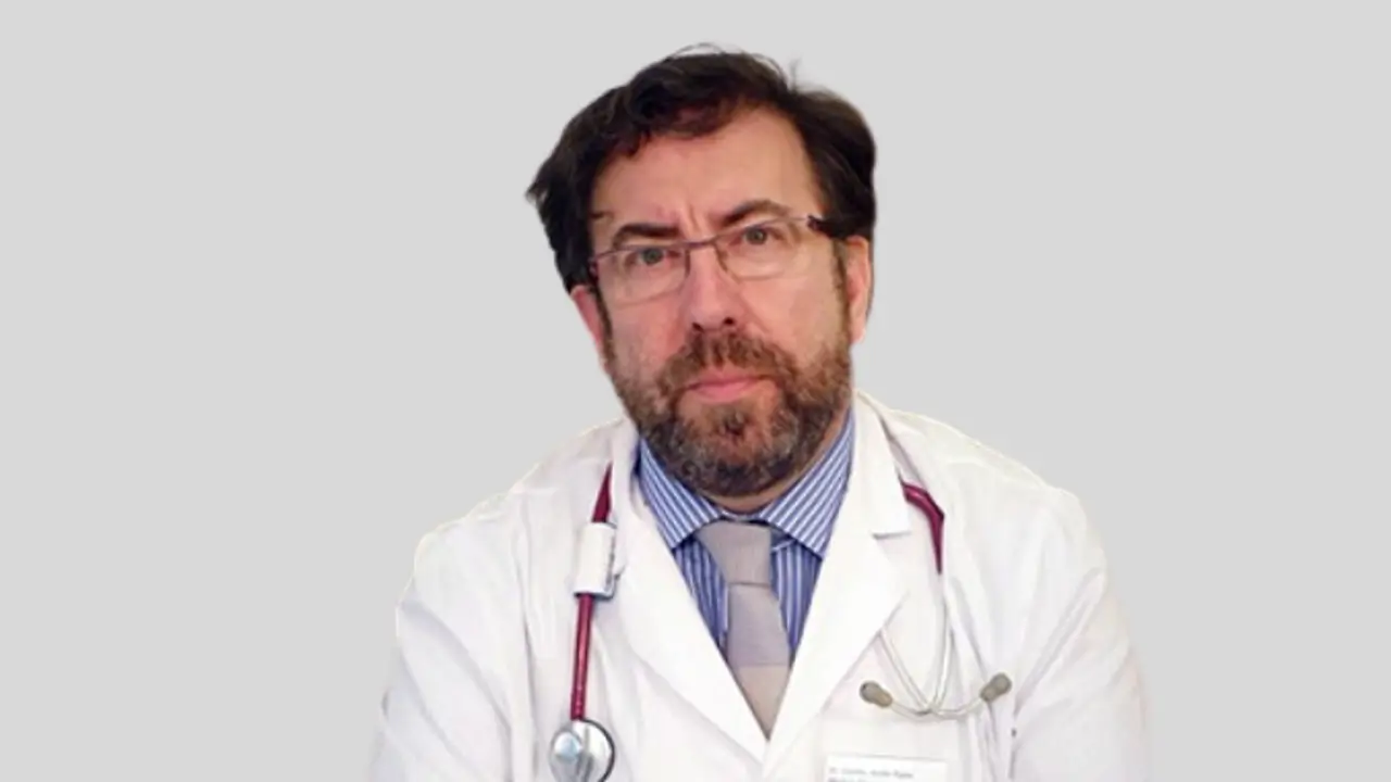 Dr. Carlos Egea Santaolalla, especialista en sueño: "Se arreglarían muchísimos casos de insomnio solo con acostarse más o menos a la misma hora e intentar no llevarse los problemas a la cama"