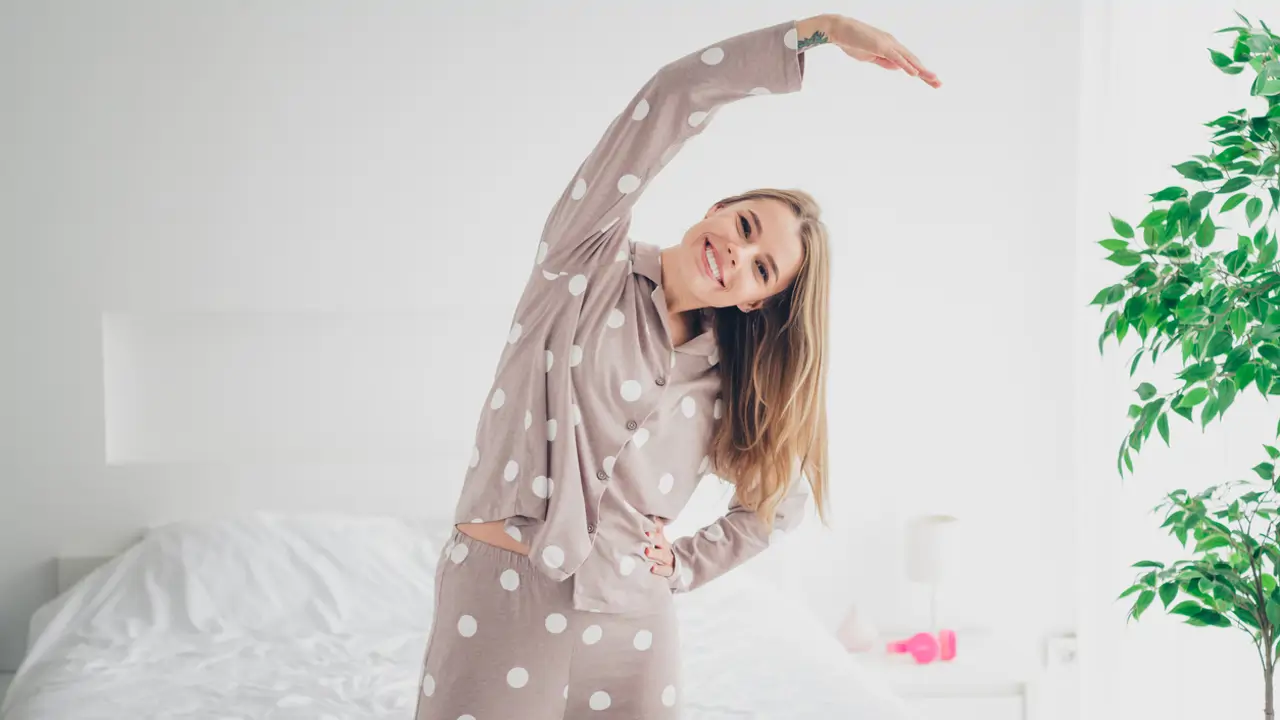 7 ejercicios fáciles para hacer antes de ir a dormir que te ayudarán a dormir mejor