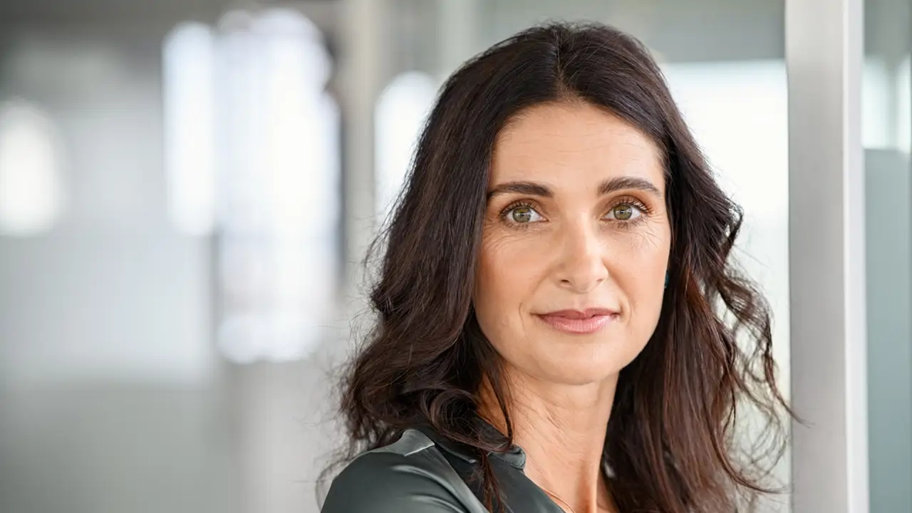 Silvia Vives, optometrista, sobre cómo aliviar los ojos cansados: "Aplica la regla 20/20. Cada 20 minutos es importante realizar un descanso de la vista de la pantalla"