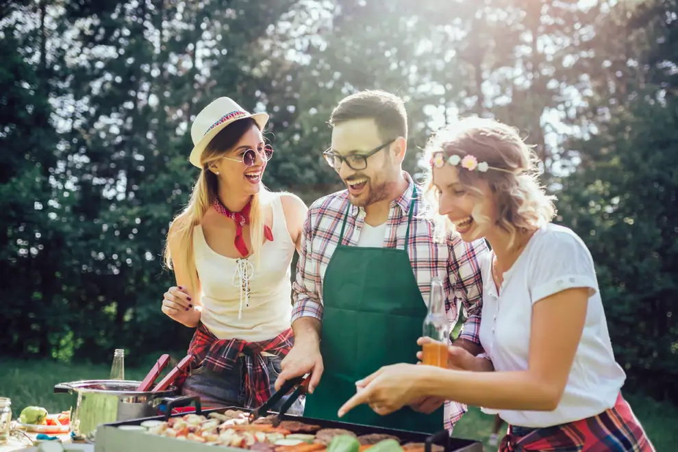Amigos en una barbacoa
