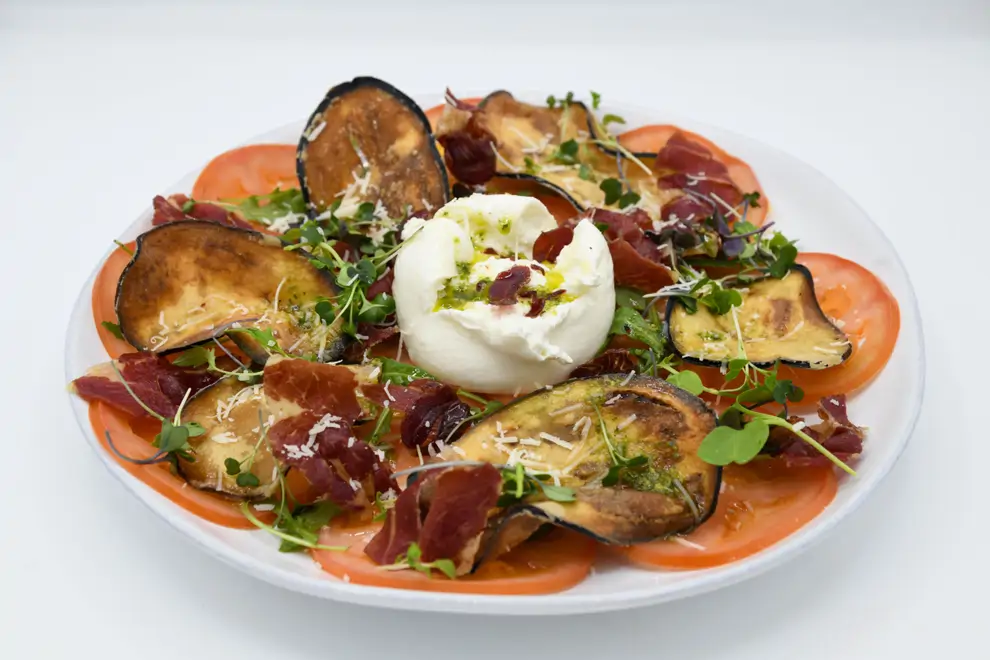 berenjena, tomate y burrata