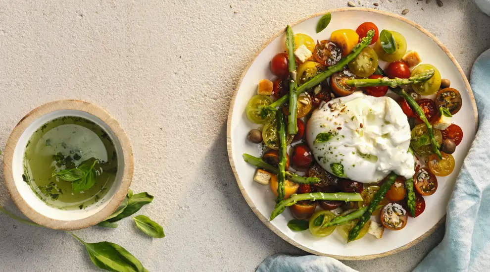caprese con burrata y espárragos