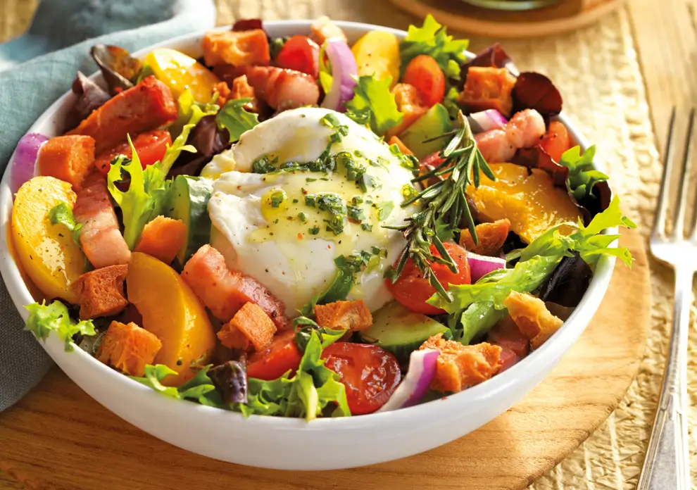 ensalada con burrata, beicon y melocotón 
