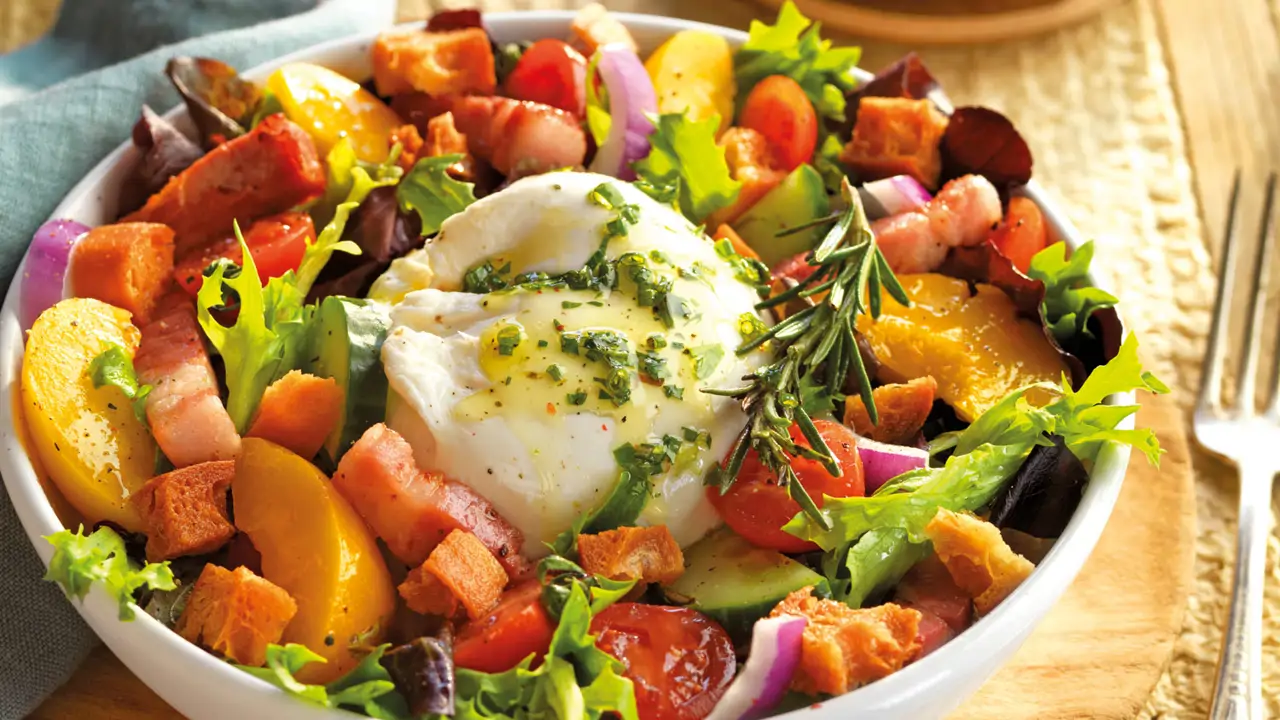 ensalada con burrata, beicon y melocotón 
