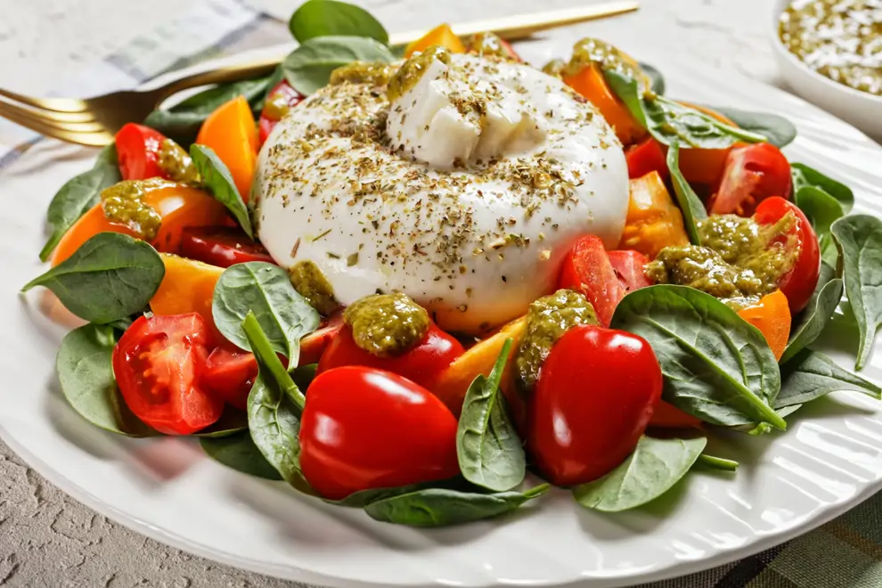 ensalada de espinacas y pesto con burrata