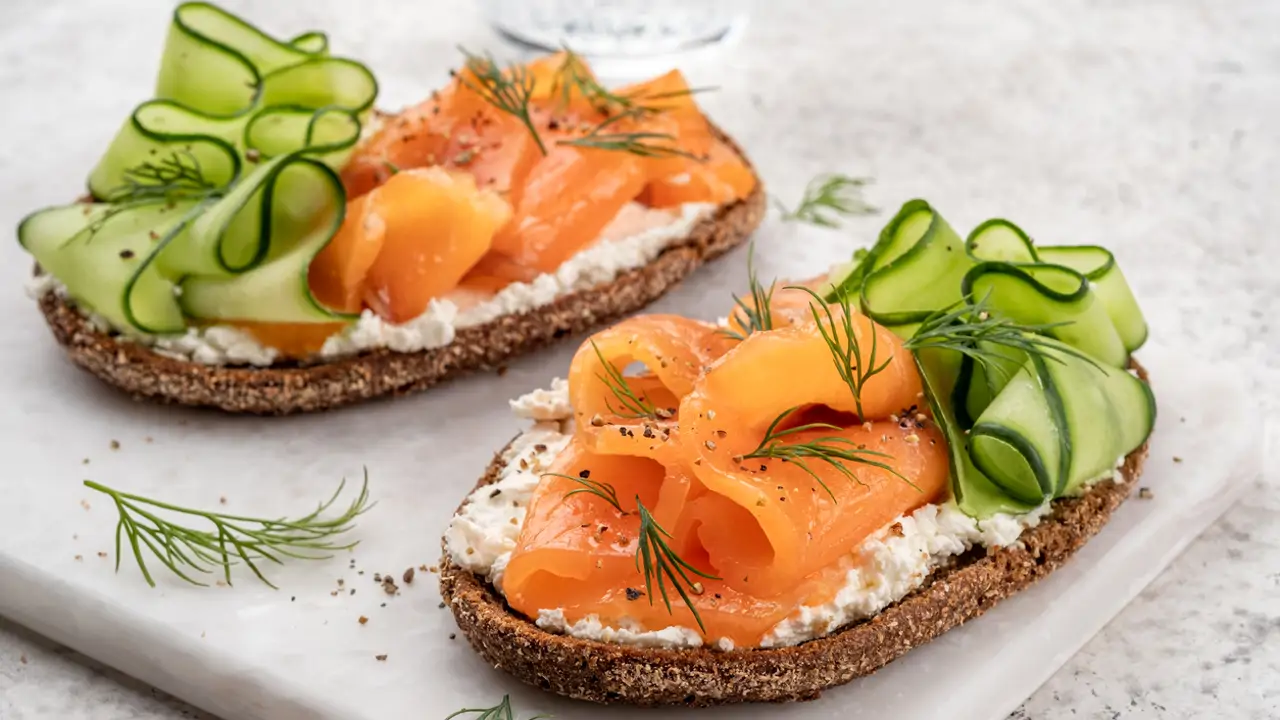 Sándwiches abiertos con salmón salado