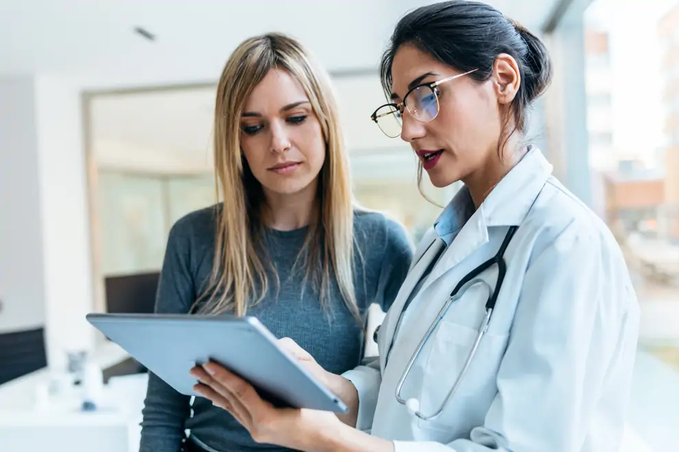 MEDICO PACIENTE EN CONSULTA