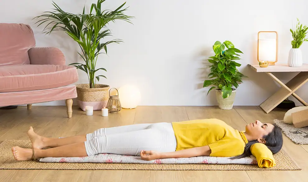 Yoga Nidra para dormir: 3 posturas clave y cómo hacer una sesión paso a ...