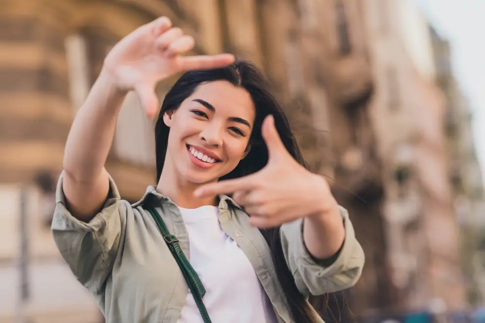 chica sonríe en marco