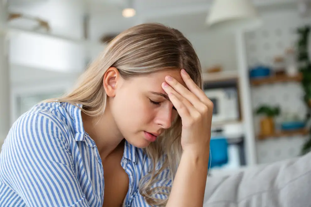 Mujer preocupada, dolor de cabeza y Born out 
